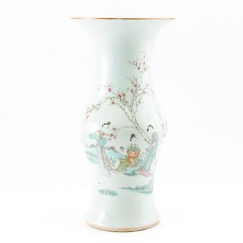 A Chinese vase, 20th century.