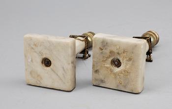 LJUSSTAKAR, ett par, marmor och mässing, sengustavianska, sekelskiftet 1800.