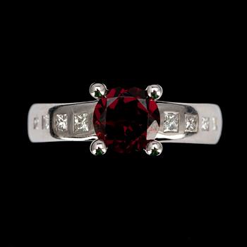 RING, vitguld 14K, med granat 1,58 ct samt 8 prinsesslipade diamanter tot. 0,28 ct. Vikt 5,4 g.