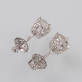 ÖRHÄNGEN, 14K vitguld med briljantslipade diamanter ca 1.00 ct. Vikt 0,9 gram.