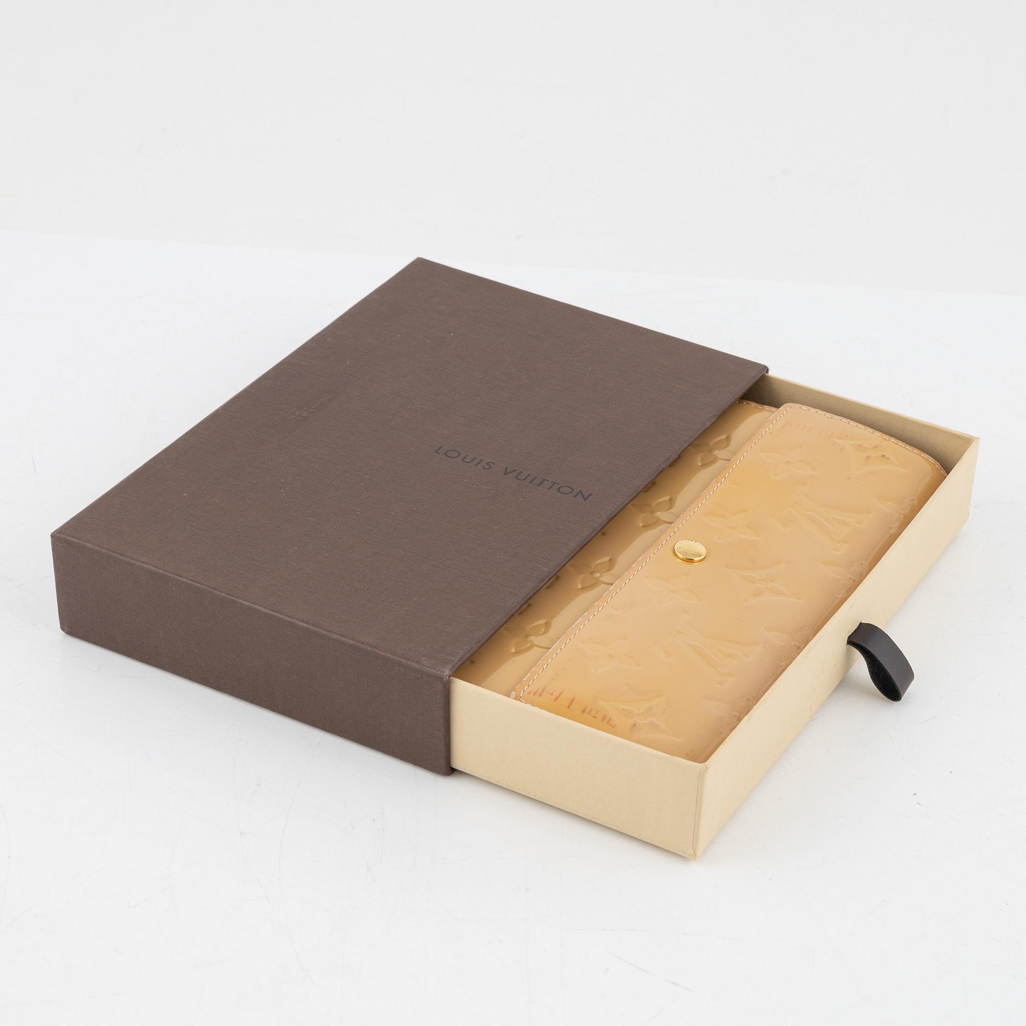 Louis Vuitton, a 'Sarah' vernis wallet.