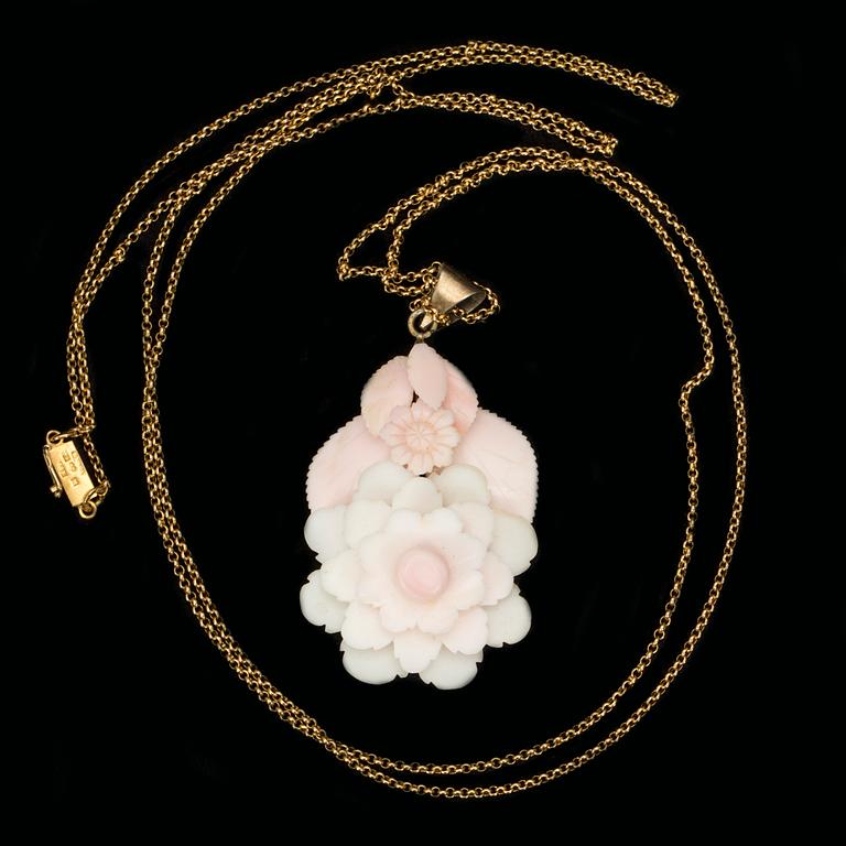 HALSBAND MED SNÄCKSKAL, 18 K. Sliten mästarstämpel, Malmö. 1915. Vikt ca 12 g.