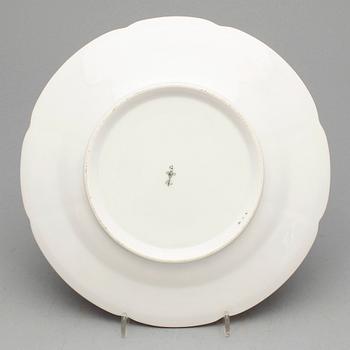 TALLRIK UR KEJSERLIG SERVIS, porslin, Kejserliga Poirslinsmanufakturen, St Petersburg, Kejsar Alexander II. 1800-tal.