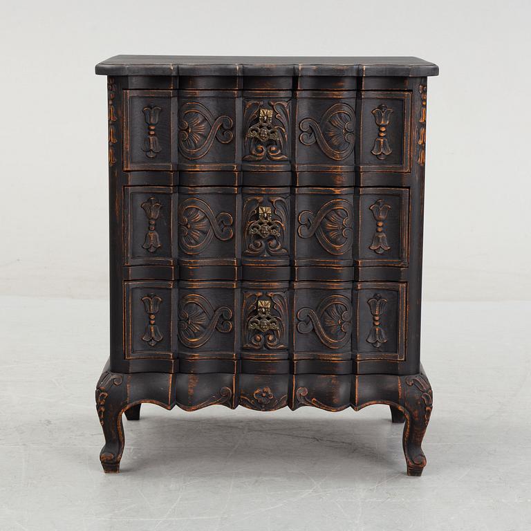 A baroque style chest of drawers, first half of the 20th century.