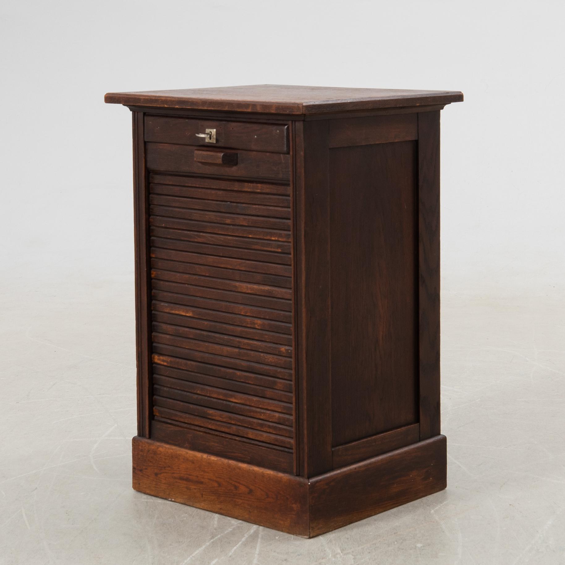 Jalusiskåp, 1900-talets första hälft.