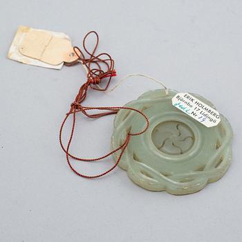 STELE, BIDISKAR, tre stycken samt amulett, nefrit. Kina.