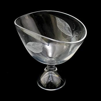 SKÅL PÅ FOT, glas, Vicke Lindstrand, Kosta, 1900-talets andra hälft.