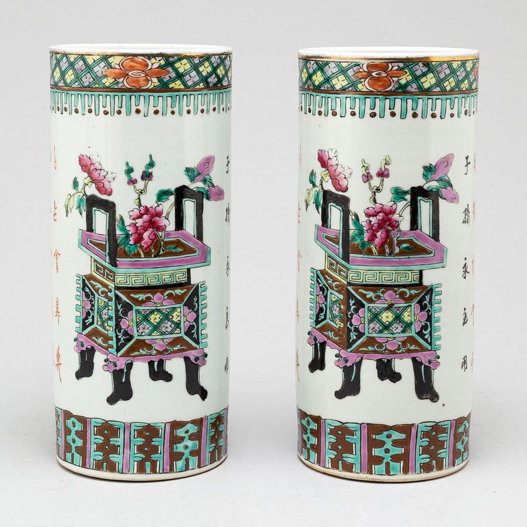 A pair of famille rose porcelain hat stands, Qing dynasty, late 19th/early 20th century.