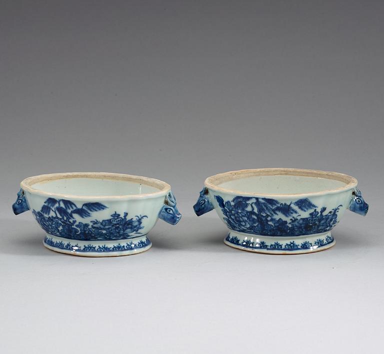 A pair of blue and white butter tureens with covers and stands, Qing dynasty, Qianlong (1736-95).