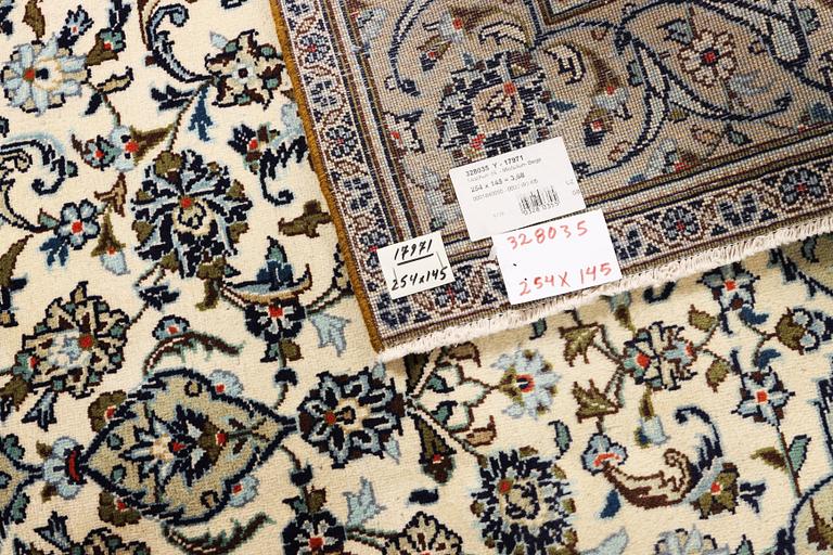 A Kashan carpet, a. 254 x 145 cm.