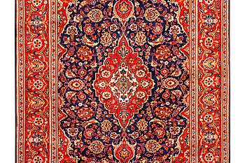 A Kashan carpet, c. 305 x 200 cm.