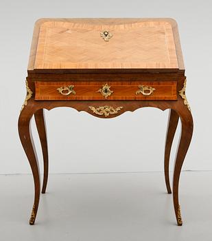 SEKRETÄR, Louis XVI-stil, 1900-talets första hälft.