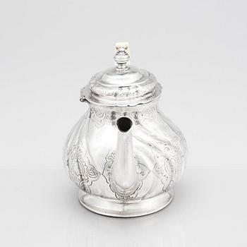 Petter Lund, tekanna, silver, Stockholm 1746. Rokoko.