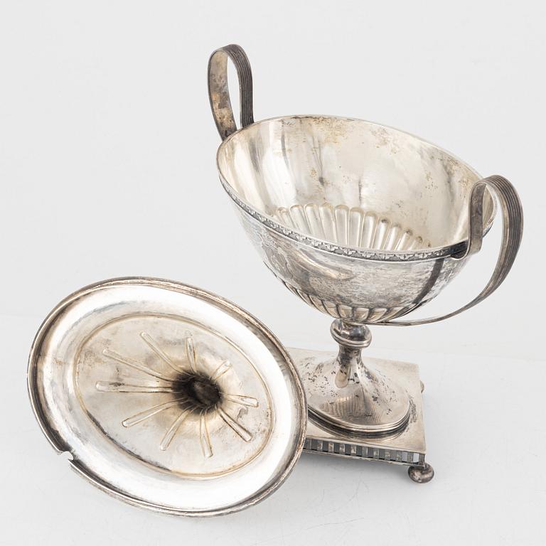Carl Fredrik Carlman, sockerskål med lock, silver, sengustaviansk stil, Stockholm, 1904.