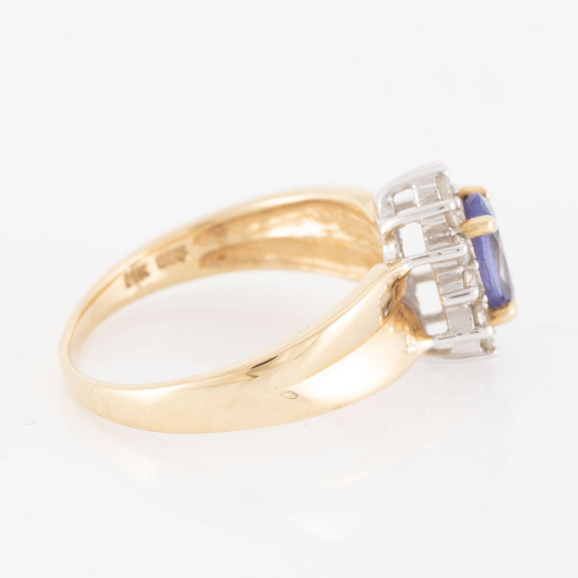 Ring, 14K gold with tanzanite and brilliant-cut diamonds.