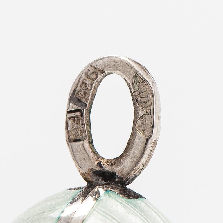 A Tillander, hänge, ägg, sterlingsilver och emalj. Helsingfors 1983.