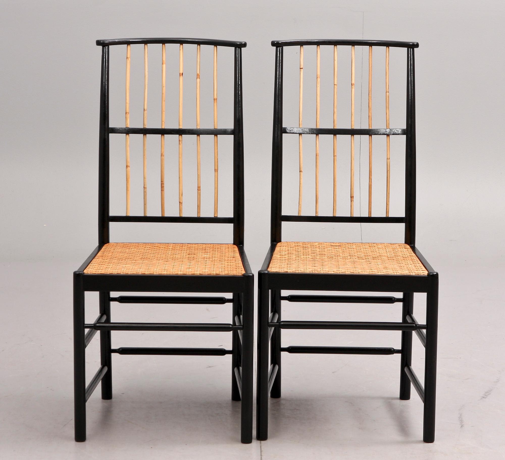 STOLAR, ett par, firma Svenskt Tenn, design Josef Frank. Modell 2025.