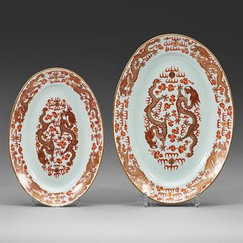 500. Two five-clawed dragon dishes, late Qing dynasty circa 1900, with mark.