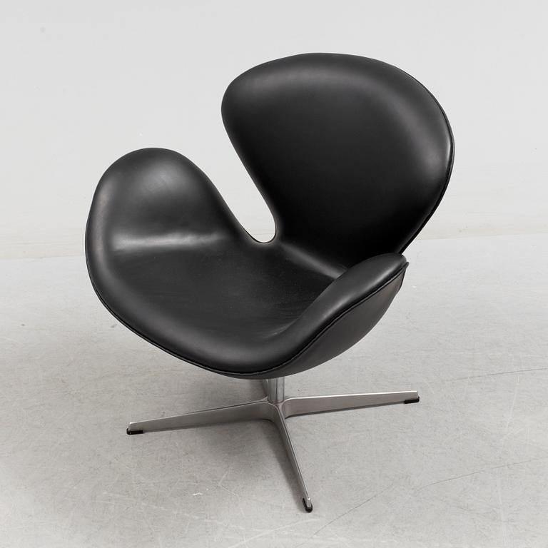 A "Swan" chair by Arne Jacobsen for Fritz Hansen, 2001.