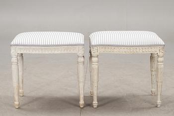 TABURETTER, ett par, gustaviansk stil, 1900-talets första hälft.