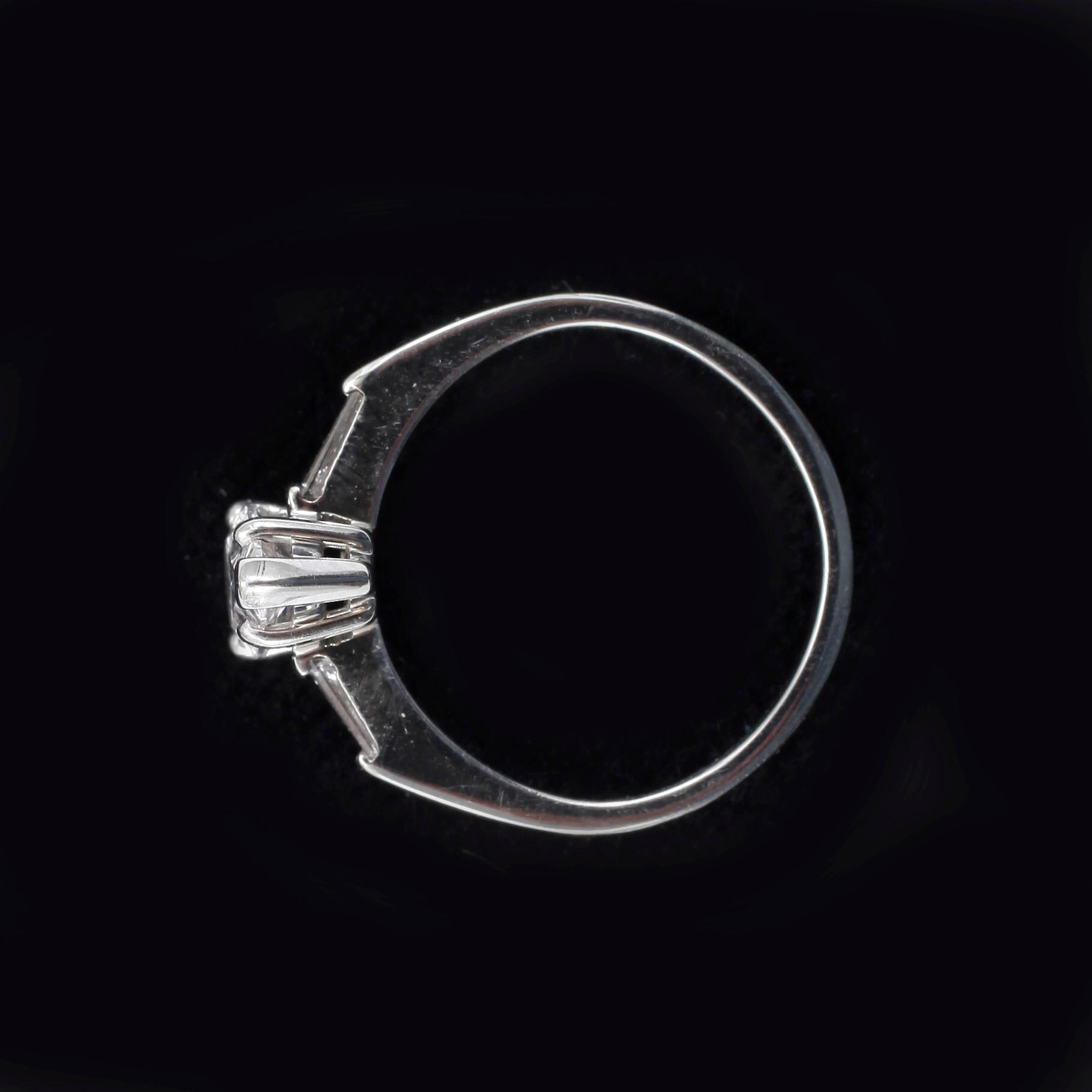 RING, 18k vitguld med päronslipad diamant ca 1,01ct samt två små trapetsslipade diamanter. Vikt 2g.