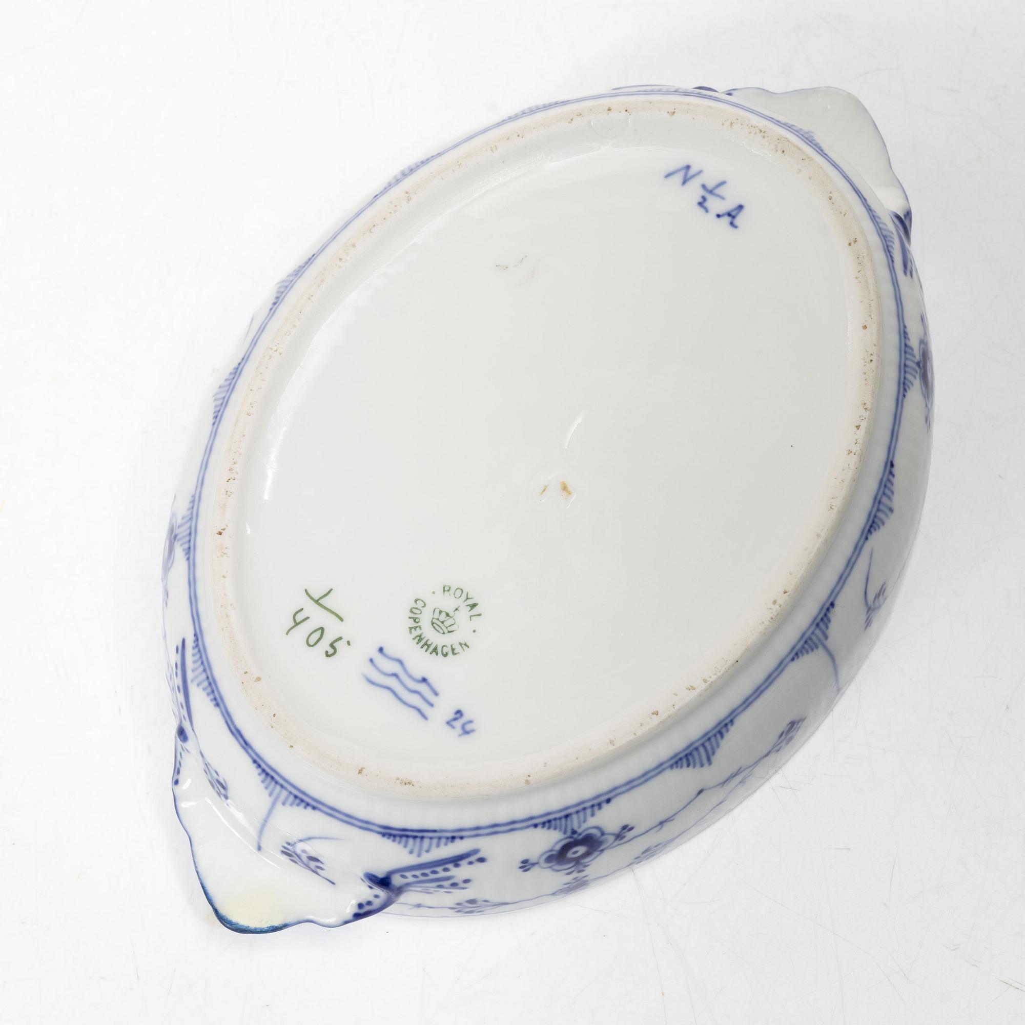 Royal Copenhagen, terriner 2 st, "Musselmalet", riflet, Danmark, 1890-1922.