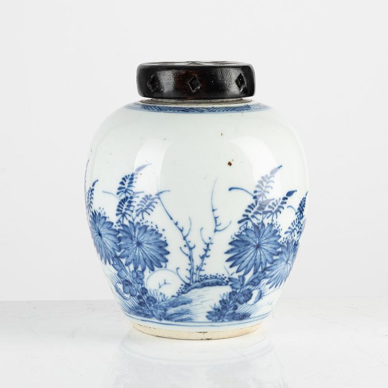 A Chinese blue and white porcelain jar woth wooden cover, Qing dynasty, 18th century.