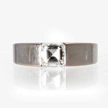 Cartier, ring 18K whitegold approx 0,60 ct approx F-G VS, original case, box and certificate, serial number BAA 730.