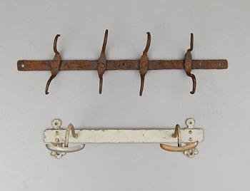 KLÄDHÄNGARE, 2 st, smide, 1700-/1800-tal.