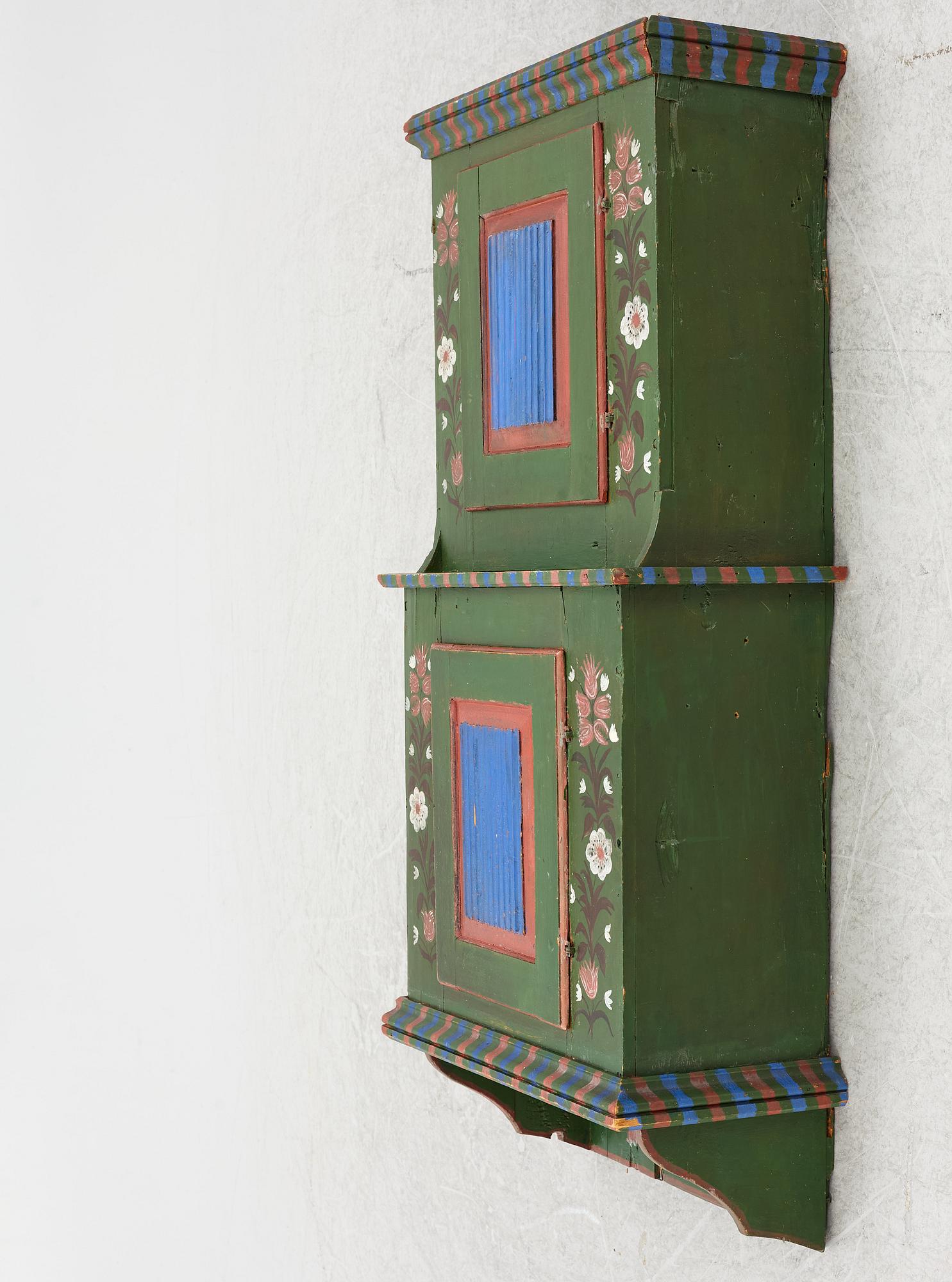 Hängskåp, allmoge, 1800-tal.