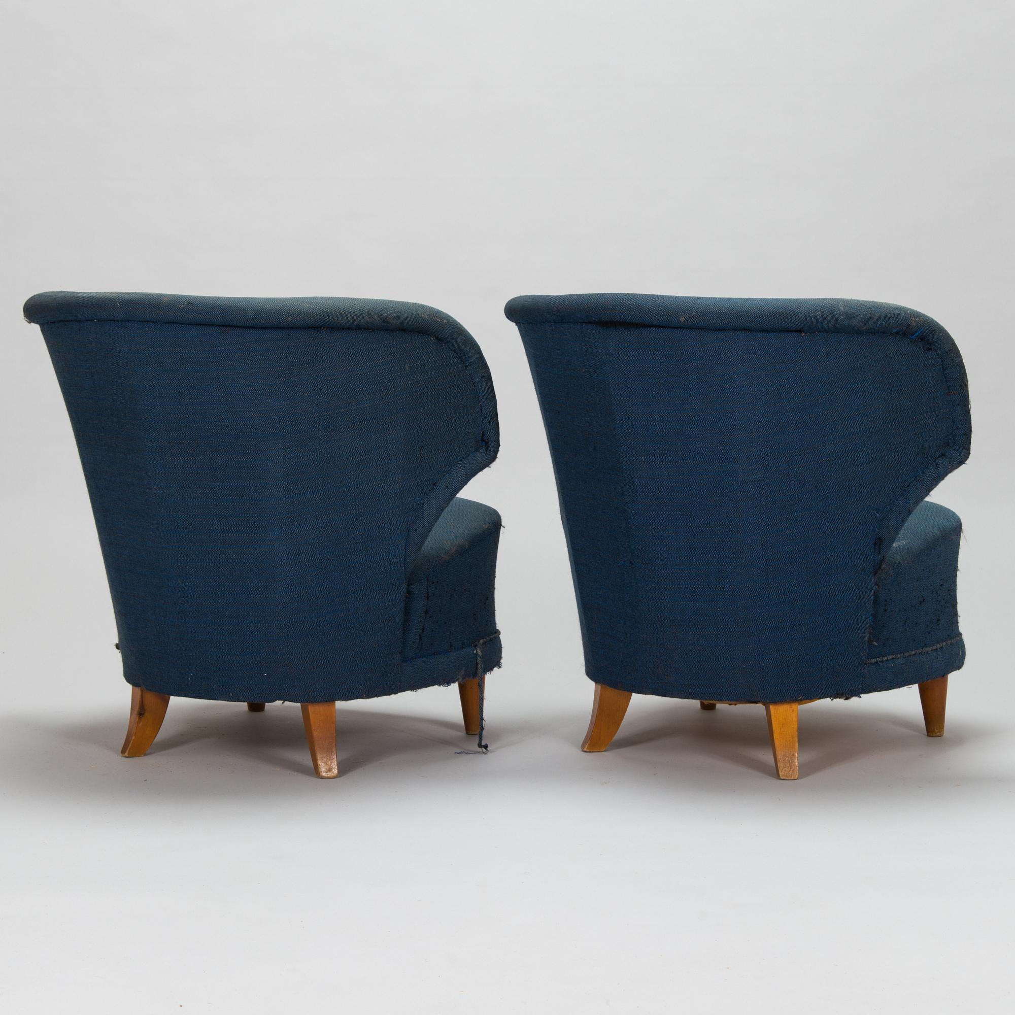 A pair of 1950s armchairs.