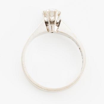 Ring 18K vitguld med en briljantslipad diamant.