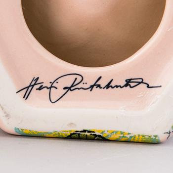 HEINI RIITAHUHTA, rasia ja alustoja, 2 kpl, posliinia, "Hexagon", signeerattu Heini Riitahuhta.