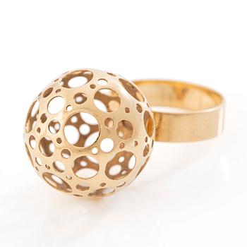 Ring, possibly by Liisa Vitali, “Nyckelpiga”, 18K gold.