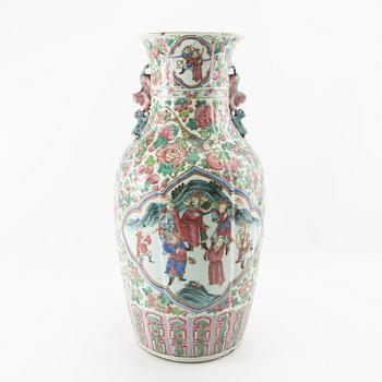 A Chinese vase, late Qind dynasty, 19th century.