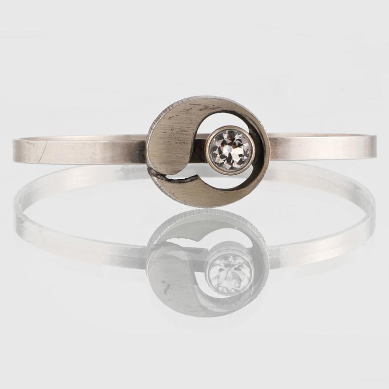 ARMRING, sterlingsilver med fasettslipad bergkristall, Sten & Laine, Turku, Finland, 1978. Vikt 9,6 gram.