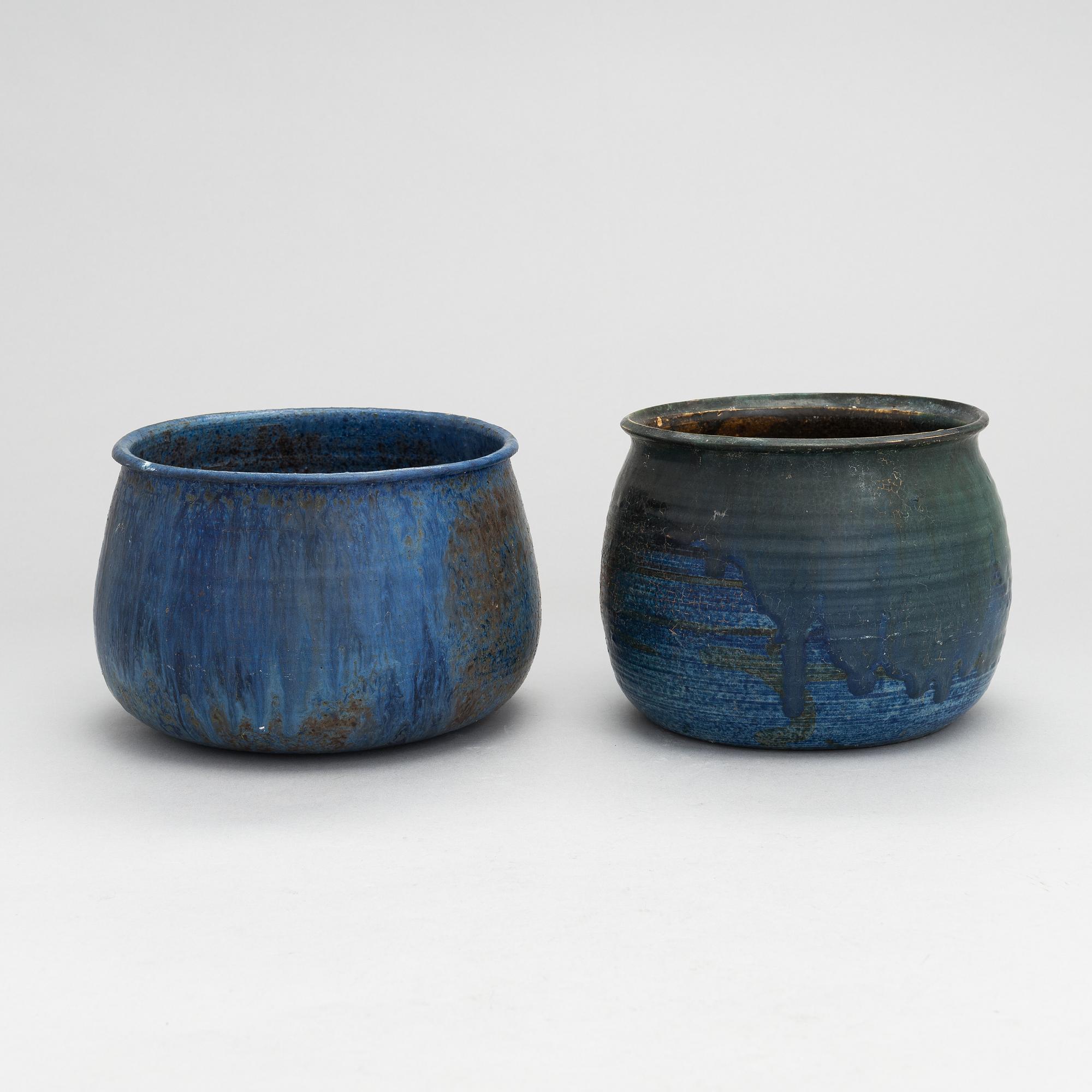 Kukkaruukkuja, 2 kpl, keramiikkaa, signeeratut AS. Suomi 1900-luvun loppupuoli.