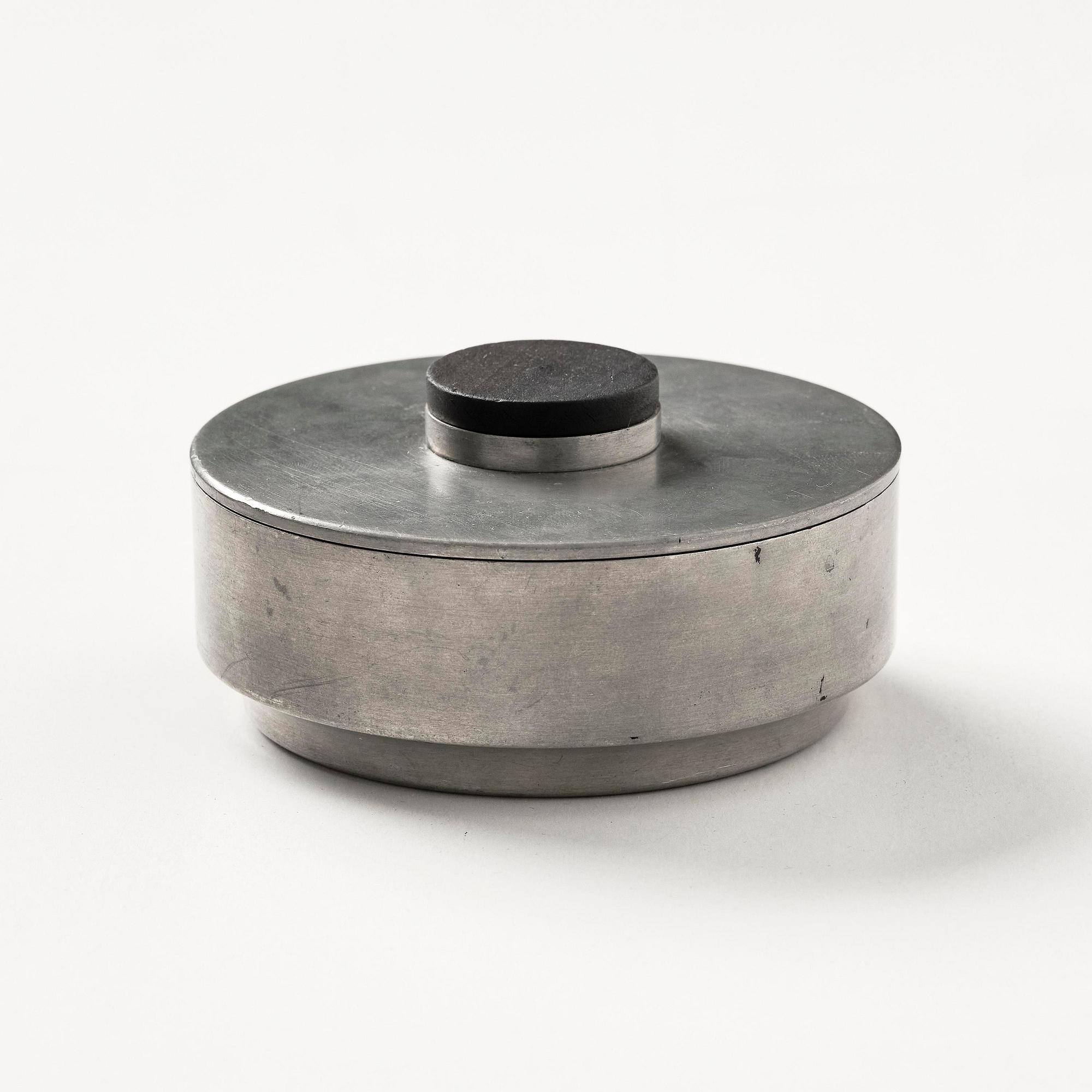 Nils Fougstedt, ask med lock, modell "A 1415", Firma Svenskt Tenn, Stockholm, 1935.