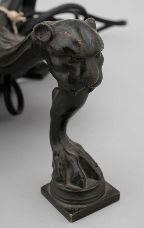 BORDSARMATUR. Brons. 1900-talets första hälft.