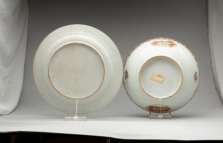 A pair of European subject famille rose punch bowls with stands, Qing dynasty, Jiaqing (1796-1820).