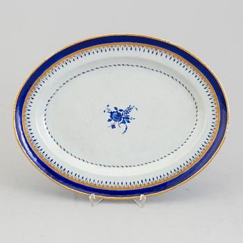 Three blue and white export porcelain dishes, Qing dynasty, Jiaqing, late 18th century.