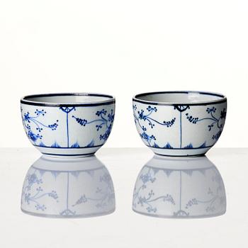 Koppar med fat, två stycken, porslin. Danmark/England, 1700-tal.