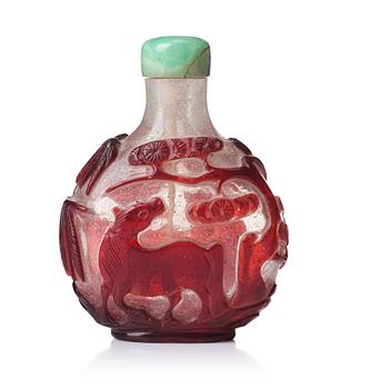 A peking glass snuff bottle with stopper, Qing dynasty, 19th Century.