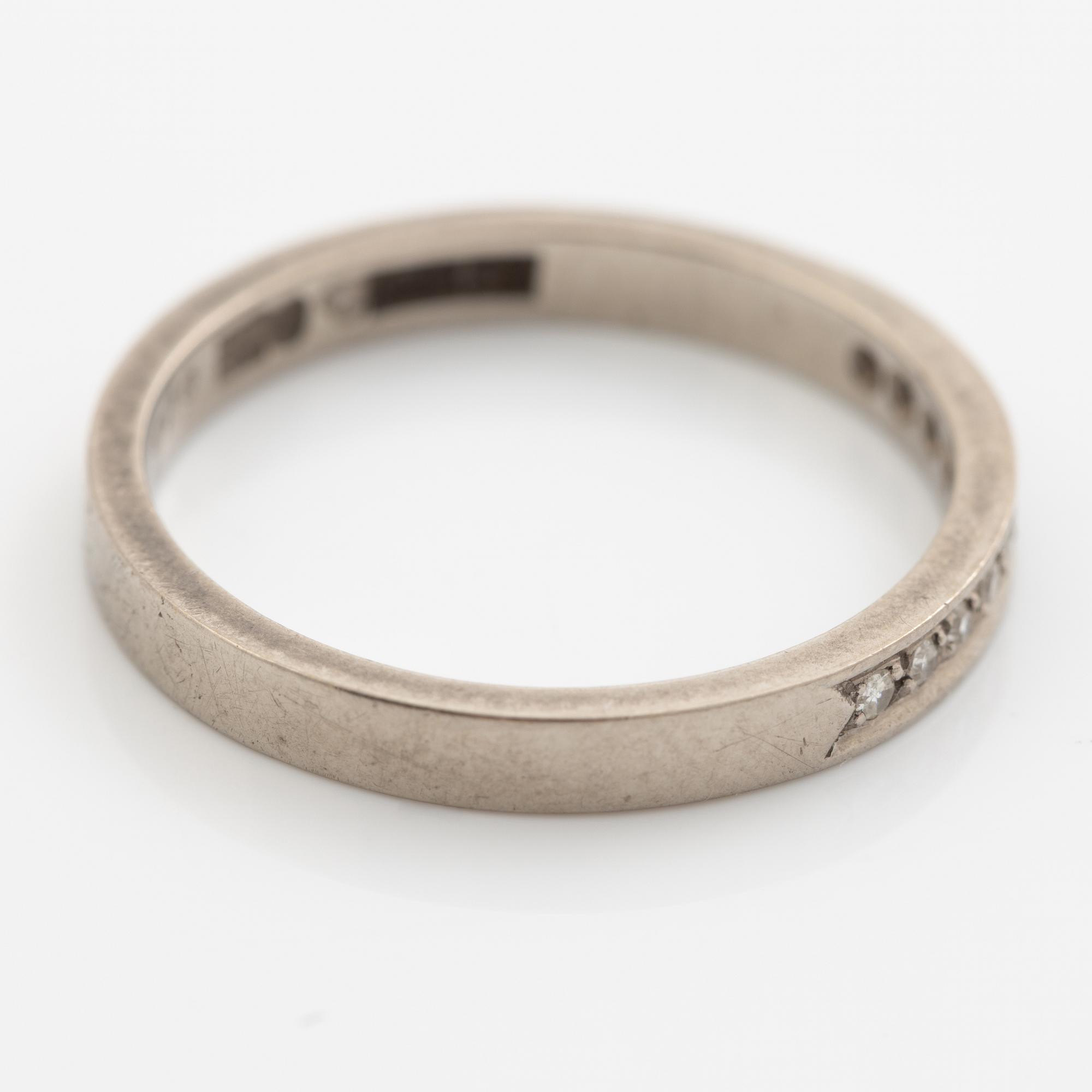 Ringar, 2 stycken, 18K vitguld med diamanter och smaragder.