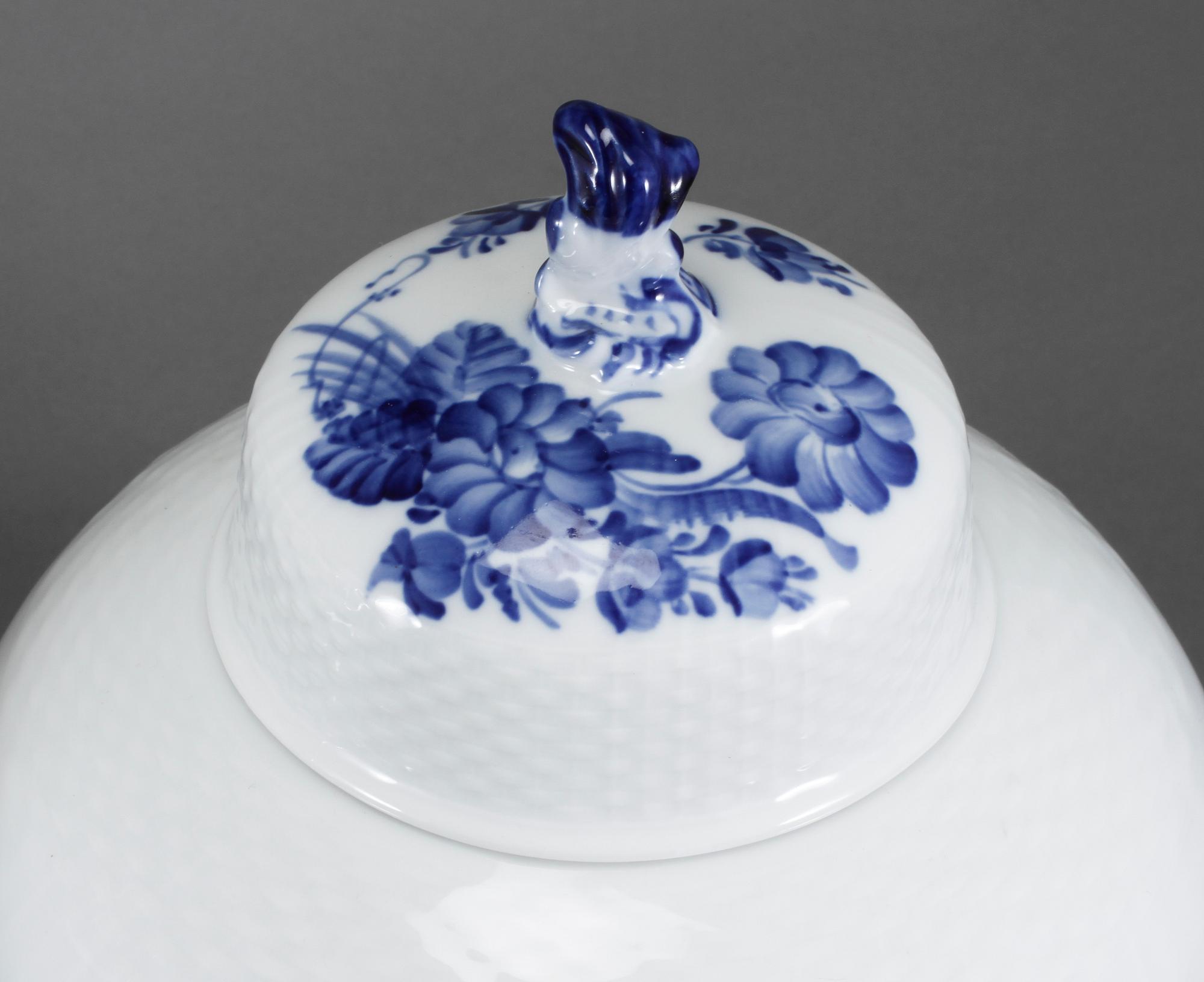 LOCKURNOR, ett par, porslin, "Blå blomst", Royal Copenhagen, 1900-talets andra hälft.
