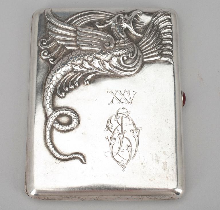 CIGARETTETUI, silver, Moskva, Ryssland 1908-1917. Vikt 211 g.