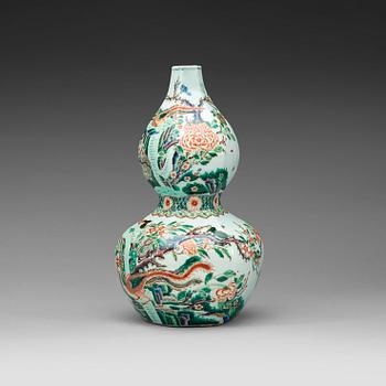409. A famille verte calabash shaped vase, late Qing dynasty / early Republic.