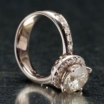 RING, vitguld 18K, briljantslipade diamanter, mittsten 2,60 ct + 0,62 ct. Vikt 8,2 g.