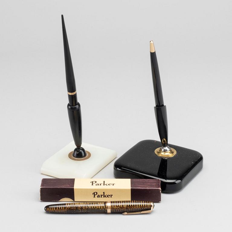THREE VINTAGE PARKER FOUNTAIN PENS.