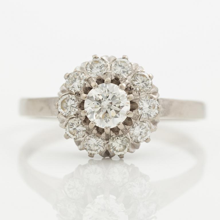 Ring 18K vitguld med runda briljantslipade diamanter.